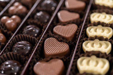 Foto de Caja de chocolates surtidos gourmet en caja grande. - Imagen libre de derechos