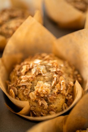 Téléchargez les photos : Refroidissement de muffins d'avoine de banane fraîchement cuits sur un comptoir de cuisine. - en image libre de droit