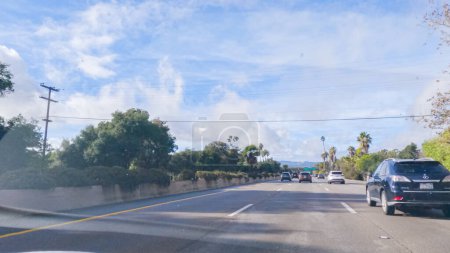 Téléchargez les photos : Los Angeles, Californie, États-Unis-4 décembre 2022-POV-Conduite sur la route 101 près de Santa Barbara, Californie, la route est entourée de nuages en hiver, créant une atmosphère humide tout en restant - en image libre de droit