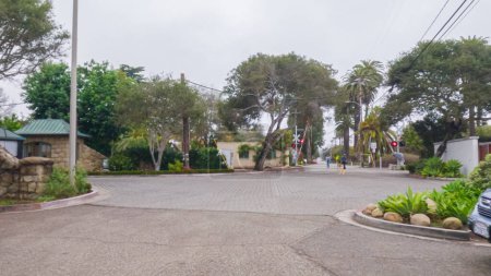 Foto de Los Ángeles, California, Estados Unidos-4 de diciembre de 2022-POV-Paseando por las calles de Miramar Beach, California, el sombrío clima invernal crea una atmósfera serena sobre la pintoresca ciudad costera. - Imagen libre de derechos