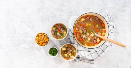 Téléchargez les photos : Flat lay. Serving split pea soup in ceramic soup bowls. - en image libre de droit