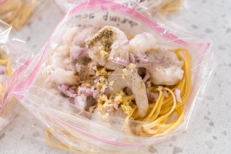 Foto de Embalaje casero congelado camarones scampi preparación de la comida en bolsas resellables de plástico. - Imagen libre de derechos
