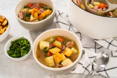 Téléchargez les photos : Servir de la soupe aux pois cassés dans des bols à soupe en céramique. - en image libre de droit