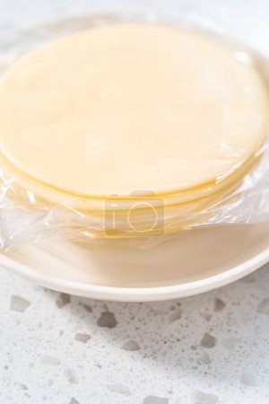 Foto de Ingredientes medidos en cuencos de vidrio para hacer empanadas dulces con arándanos. - Imagen libre de derechos