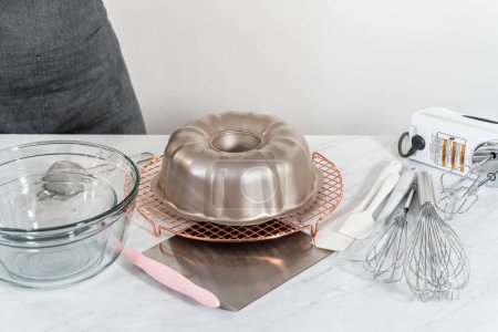 Téléchargez les photos : Outils de cuisine pour cuire des gâteaux bundt sur le comptoir de cuisine. - en image libre de droit