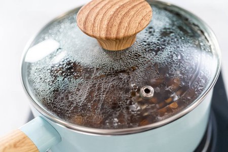 Téléchargez les photos : Cooking boba pearls in a cooking pot to prepare mango boba smoothie. - en image libre de droit