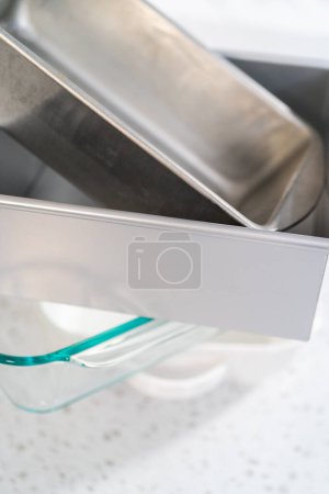 Téléchargez les photos : Variété de casseroles propres sur le comptoir de la cuisine. - en image libre de droit