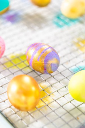 Foto de Huevo de Pascua para colorear. Pintura huevos de Pascua con lustre de oro. - Imagen libre de derechos