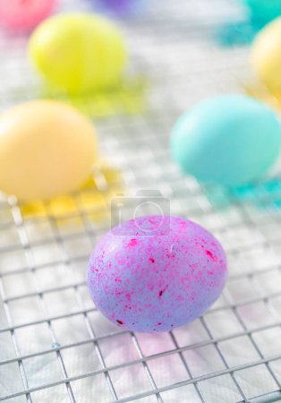 Foto de Huevo de Pascua para colorear. Tinte huevos orgánicos blancos en diferentes colores para Pascua. - Imagen libre de derechos