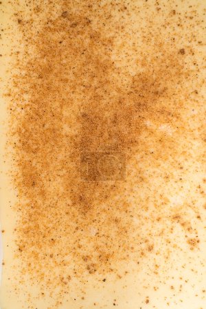 Téléchargez les photos : Verser le mélange de caramel dans le moule à gâteau au fromage carré doublé de papier parchemin pour préparer le caramel au lait de poule. - en image libre de droit