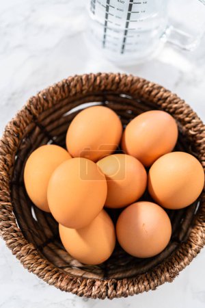 Téléchargez les photos : Ingrédients mesurés dans des bols à mélanger en verre pour faire des œufs durs sans écorce. - en image libre de droit