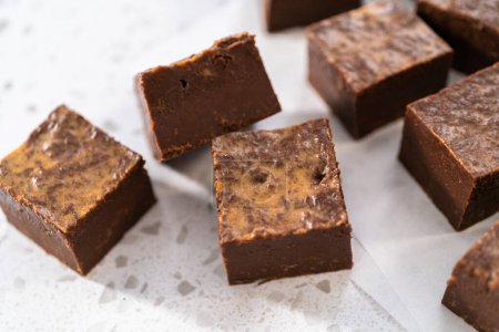 Téléchargez les photos : Pièces de caramel au beurre d'arachide au chocolat maison sur le comptoir de la cuisine. - en image libre de droit