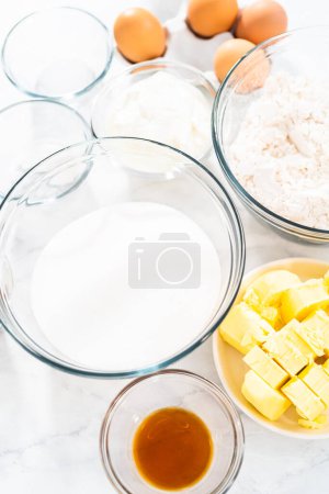 Foto de Ingredientes medidos en cuencos de vidrio para hornear pastel de terciopelo rojo con glaseado de queso crema. - Imagen libre de derechos