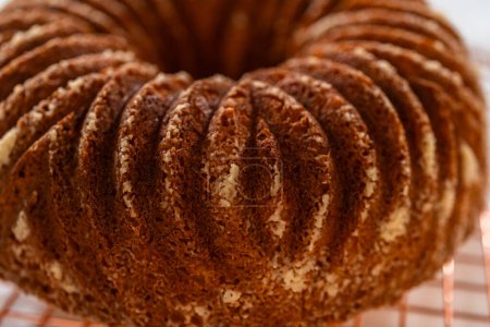 Foto de La ingeniosa extracción de la torta recién horneada de su molde marca la emocionante conclusión del proceso de cocción.. - Imagen libre de derechos