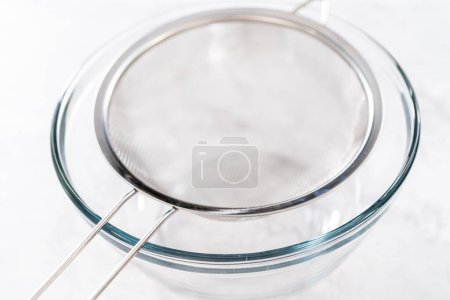 Téléchargez les photos : Égoutter les perles de boba fraîchement cuites dans une passoire à mailles. - en image libre de droit