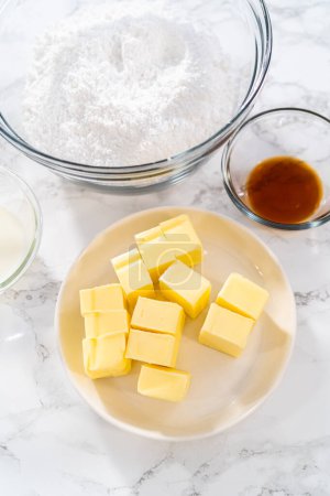 Téléchargez les photos : Ingrédients mesurés dans des bols à mélanger en verre pour faire ombre rose crème au beurre glaçage. - en image libre de droit