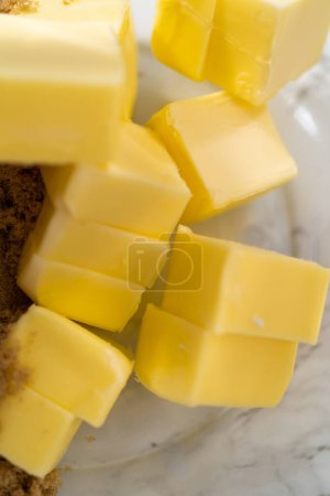 Foto de Mezclar ingredientes húmedos en un tazón de vidrio grande para hornear cupcakes de terciopelo rojo con glaseado de ganache de chocolate blanco. - Imagen libre de derechos