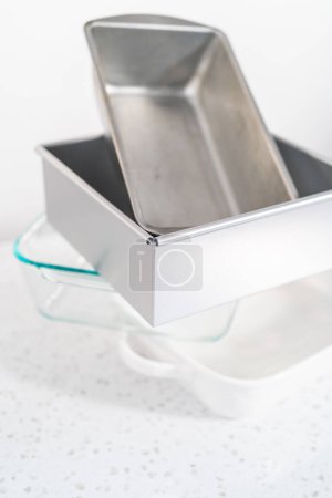 Téléchargez les photos : Variété de casseroles propres sur le comptoir de la cuisine. - en image libre de droit