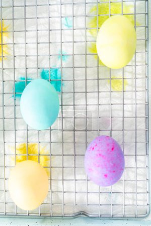 Foto de Huevo de Pascua para colorear. Tinte huevos orgánicos blancos en diferentes colores para Pascua. - Imagen libre de derechos