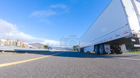 Foto de Santa Maria, California, USA-December 6, 2022-En un día de invierno crujiente, un automóvil cruza a lo largo de la icónica autopista 1 cerca de San Luis Obispo, California. El paisaje circundante es marrón y tenue, con - Imagen libre de derechos