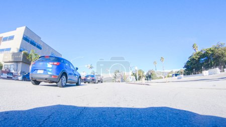 Foto de Santa Maria, California, USA-6 de diciembre de 2022-Coche conduciendo por las calles de Pismo Beach, California durante el invierno. - Imagen libre de derechos