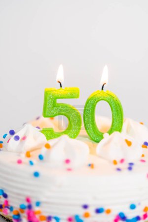 Foto de Pequeño pastel de cumpleaños para 50 cumpleaños en un plato de pastel blanco. - Imagen libre de derechos