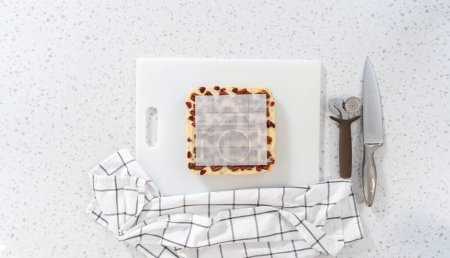 Téléchargez les photos : Pose plate. Caramel aux noix de pécan au chocolat blanc à découper en petits morceaux. - en image libre de droit