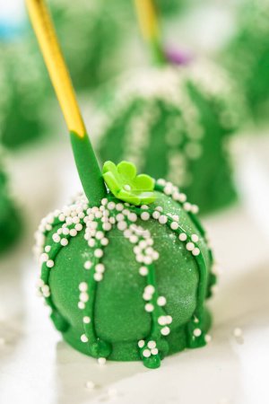 Foto de Pastel en forma de cactus, bellamente decorado con polvo de lustre, flores de azúcar y chispas blancas, organizado en celebración del Cinco de Mayo. - Imagen libre de derechos