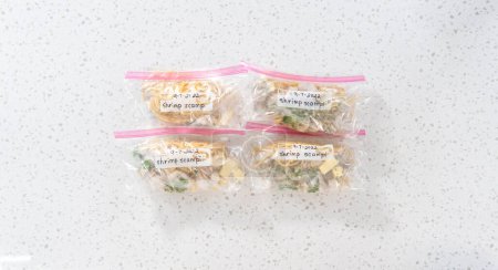 Téléchargez les photos : Pose plate. Emballage maison crevettes congelées préparation de repas scampi dans des sacs refermables en plastique. - en image libre de droit