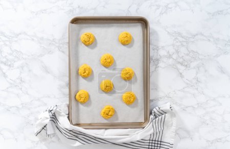 Téléchargez les photos : Lemon Cookies with White Chocolate. Flat lay. Cooling freshly baked lemon cookies with white chocolate on a kitchen counter. - en image libre de droit