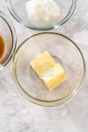 Téléchargez les photos : Ingrédients mesurés dans des bols de mélange en verre pour faire du glaçage au fromage à la crème. - en image libre de droit