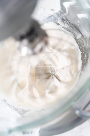 Téléchargez les photos : Mélange d'ingrédients dans un mélangeur de cuisine pour cuire des biscuits meringués de Pâques. - en image libre de droit