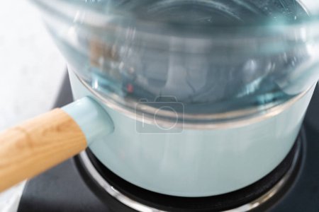 Téléchargez les photos : Ingrédients mesurés dans des bols à mélanger en verre pour faire du caramel à la menthe poivrée de Noël. - en image libre de droit