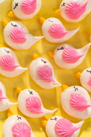 Téléchargez les photos : Biscuits meringues de Pâques fraîchement cuits en forme d'oiseaux. - en image libre de droit