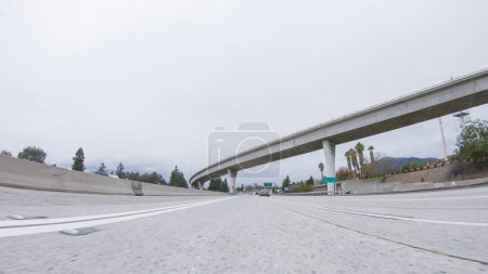 Téléchargez les photos : Croisière sur la Californias HWY 134 près de Pasadena au milieu d'une journée d'hiver nuageuse. - en image libre de droit