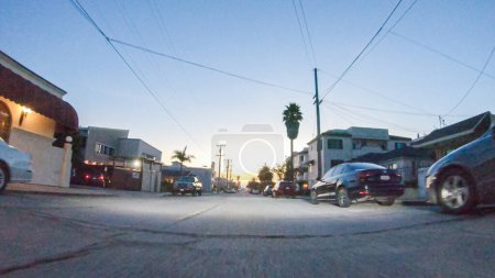 Téléchargez les photos : Los Angeles, Californie, États-Unis-4 décembre 2022-POV-Alors que le soleil se couche, rouler sur la route 101 près de Pismo Beach, Californie devient une expérience captivante avec le ciel peint dans des tons d'orange et de rose - en image libre de droit