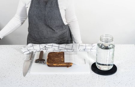 Foto de Escanear chocolate con mantequilla de cacahuete para cortar en trozos pequeños. - Imagen libre de derechos