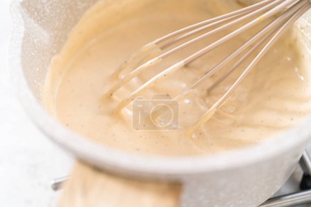 Foto de Cocinar salsa de albóndigas suecas en una olla antiadherente. - Imagen libre de derechos