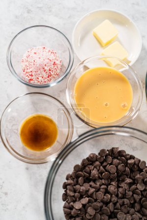 Téléchargez les photos : Ingrédients mesurés dans des bols à mélanger en verre pour faire du caramel à la canne à sucre. - en image libre de droit
