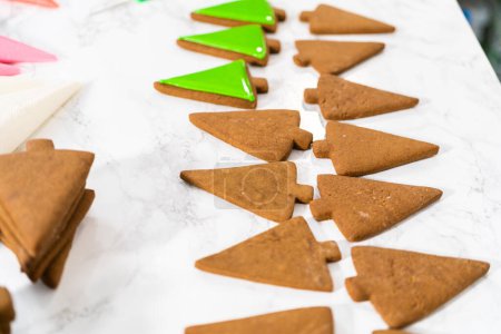 Téléchargez les photos : Décorer les biscuits au pain d'épice de Noël avec glaçage royal. - en image libre de droit