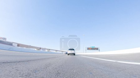 Foto de Las Vegas, Nevada, USA-December 3, 2022-Cruising through Las Vegas in a sleek Tesla vehicle on Highway 15 during the day adds an extra touch of luxury and sustainability to your road trip adventure to - Imagen libre de derechos