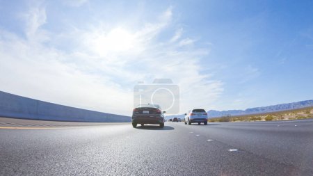 Téléchargez les photos : Route 15, Californie, États-Unis-3 décembre 2022-Embarquement pour un voyage routier du Nevada à la Californie, conduite sur l'autoroute 15 pendant la journée offre des vues panoramiques et un voyage passionnant entre les États. - en image libre de droit