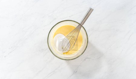 Acostado. Mezclar los ingredientes en un tazón de vidrio grande para hornear pastel de paquete de arándanos limón.