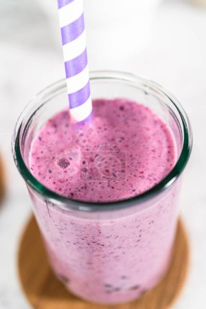 Téléchargez les photos : Freshly made mixed berry boba smoothie in a drinking jar with paper straw. - en image libre de droit