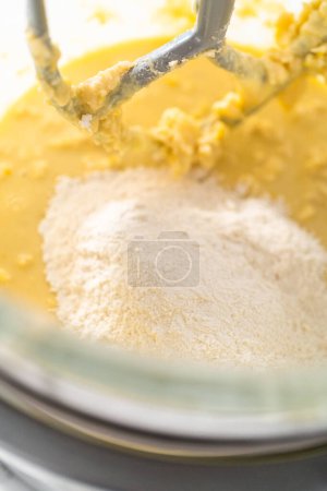 Foto de Mezcla de ingredientes en mezclador de cocina para hornear mini Pascua pan kulich. - Imagen libre de derechos