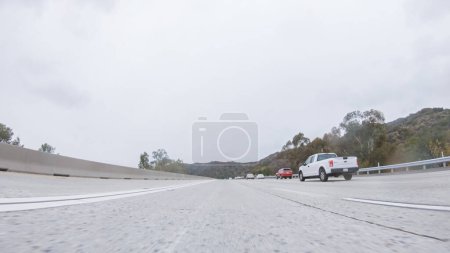 Foto de Los Ángeles, California, Estados Unidos-4 de diciembre de 2022-POV-Cruising on Californias HWY 134 near Pasadena amid a cloudy winter day. - Imagen libre de derechos