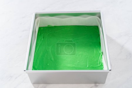 Foto de Anotar caramelo verde en cuadrados perfectos para el corte. - Imagen libre de derechos