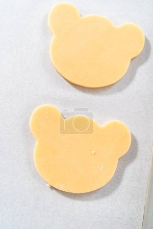 Foto de Rolling cookie tough y cortar galletas de pan corto en forma de panda. - Imagen libre de derechos