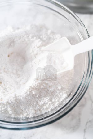Téléchargez les photos : Mélange d'ingrédients dans un mélangeur électrique de cuisine pour faire ombre rose crème au beurre glaçage. - en image libre de droit