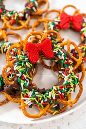 Foto de Corona de Navidad de pretzel de chocolate en un plato blanco. - Imagen libre de derechos